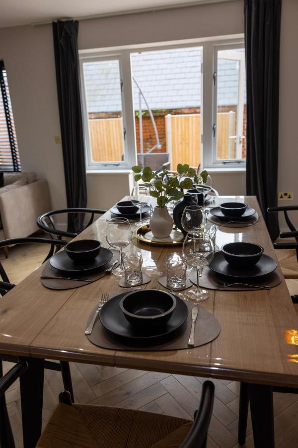 Charming 3-Bed House With 1 Parking Space Canterbury Bagian luar foto